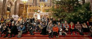 So nicht! Wer Kirchensteuer zahlt, sollte nicht - wie diese Besucher der Christvesper im Berliner Dom anno 2010 - auf den Altarstufen sitzen müssen.