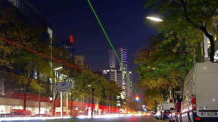 Spot an: Im Rahmen der laufenden Berliner Lichterfestivals macht ein grüner Laserstrahl auf die „Designmeile Kantstraße“ aufmerksam. 