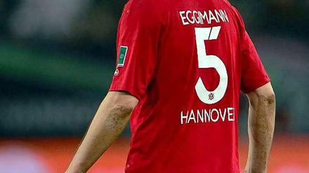 Den Krampf im Nacken: Unions Mario Eggimann hat einen Bandscheiobenvorfall.