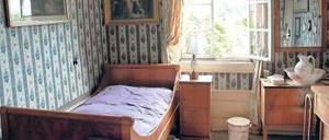 In Goethes Schlafzimmer  franst die Gardine aus.