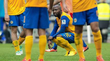 Zu hoch? Braunschweigs Dominick Kumbela hockt nach dem 0:4 in Hamburg Spielende auf dem Rasen. 