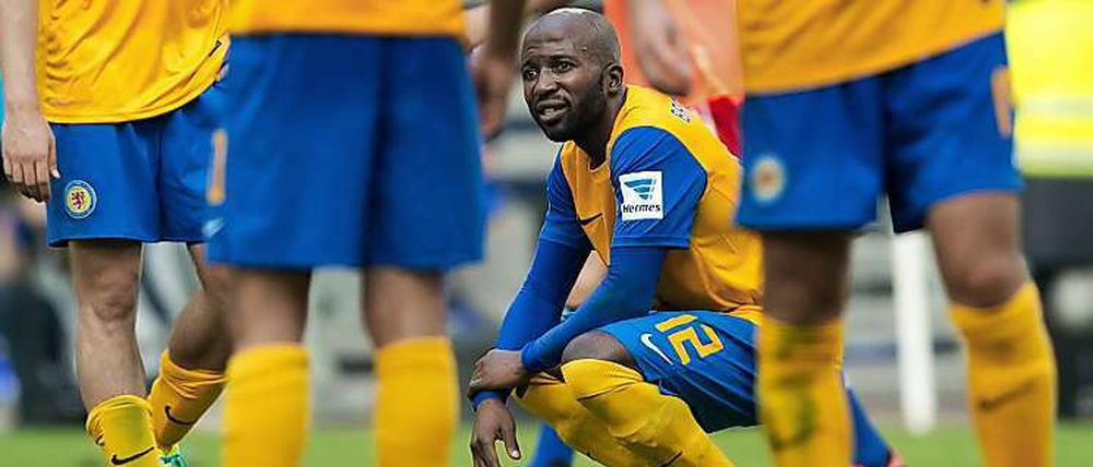 Zu hoch? Braunschweigs Dominick Kumbela hockt nach dem 0:4 in Hamburg Spielende auf dem Rasen. 