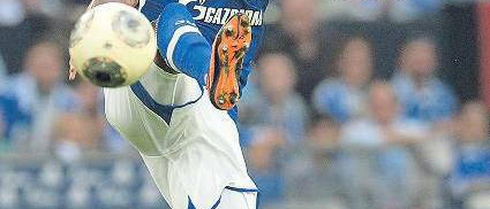 Volle Kraft voraus. Kevin-Prince Boateng präsentierte sich auf dem Platz so wie bei seiner Vorstellung am Vortag: selbstbewusst. Foto: AFP