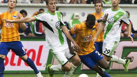 Ballsicher, meistens jedenfalls. Herthas Stürmer Adrian Ramos (r.). 
