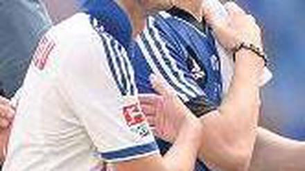 Hand auf die Raute. Hakan Calhanoglu (l.) erzielte zwei Tore für den HSV. Foto: dpa