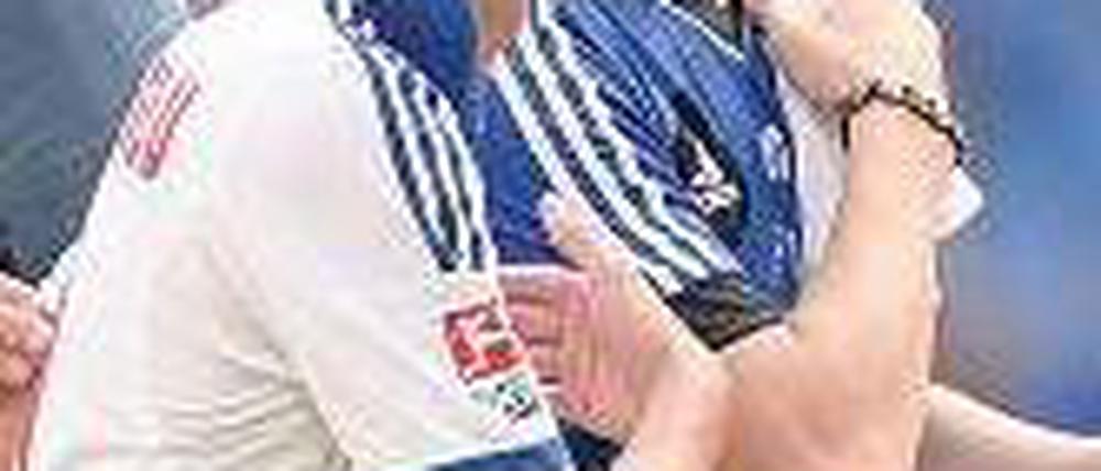 Hand auf die Raute. Hakan Calhanoglu (l.) erzielte zwei Tore für den HSV. Foto: dpa