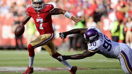 San Franciscos Quarterback Colin Kaepernick (l.) in einem Testspiel gegen Minnesota.