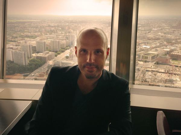 Christopher von Deylen auf dem Fernsehturm am Alex.