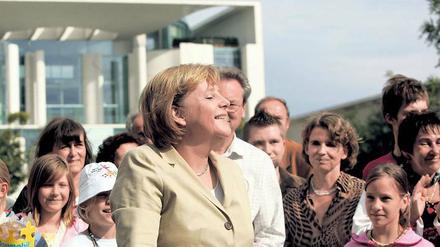 Damals war sie noch die Neue. Im August 2006 entstand dieses Foto, da war Angela Merkel – sie wurde im Herbst 2005 gewählt – zum ersten Mal Gastgeberin beim Tag der offenen Tür im Kanzleramt. Heute hat sie längst Routine, wenn plötzlich ganz viele Menschen im Garten stehen. Foto: dpa/Miguel Villagran