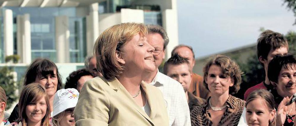 Damals war sie noch die Neue. Im August 2006 entstand dieses Foto, da war Angela Merkel – sie wurde im Herbst 2005 gewählt – zum ersten Mal Gastgeberin beim Tag der offenen Tür im Kanzleramt. Heute hat sie längst Routine, wenn plötzlich ganz viele Menschen im Garten stehen. Foto: dpa/Miguel Villagran