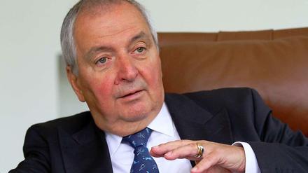 Mit einer Matinée haben das Umwelt- und das Bauministerium sowie der Nachhaltigkeitsrat Klaus Töpfer zu seinem 75. Geburtstag gratuliert. Töpfer freute sich und beklagte lediglich, dass er beim Skat-Turnier jüngst in seiner Heimatstadt Höxter "nur" zweiter geworden sei. Das Foto zeigt ihn 2010 in seinem Forschungsinstitut IASS in Potsdam. 