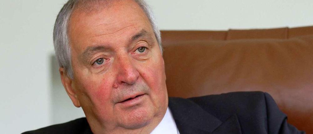 Mit einer Matinée haben das Umwelt- und das Bauministerium sowie der Nachhaltigkeitsrat Klaus Töpfer zu seinem 75. Geburtstag gratuliert. Töpfer freute sich und beklagte lediglich, dass er beim Skat-Turnier jüngst in seiner Heimatstadt Höxter "nur" zweiter geworden sei. Das Foto zeigt ihn 2010 in seinem Forschungsinstitut IASS in Potsdam.