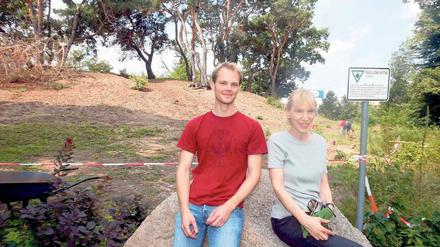 Christopher Hartl und Monika Thees ackern mit ihrer Dünen-AG auf Deutschlands letzter innerstädtischen Binnendüne im Wedding. 