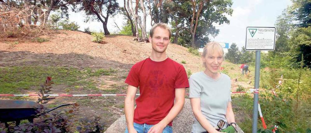 Christopher Hartl und Monika Thees ackern mit ihrer Dünen-AG auf Deutschlands letzter innerstädtischen Binnendüne im Wedding.
