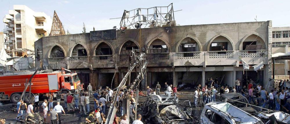 Der syrische Bürgerkrieg greift erneut auf das Nachbarland Libanon über: Vor Moscheen von Assad-Gegnern fielen Bomben - dutzende Menschen starben.