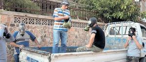 Aktivisten in Syrien setzen Gasmasken auf. Sie wollen den mutmaßlichen Einsatz von Chemiewaffen nachweisen. 
