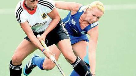 Routine tut gut. Die 35 Jahre alte Tina Bachmann (links), Olympiasiegerin von 2004, wurde von Bundestrainer Mülders als Abwehrchefin zurück ins Team geholt. Foto: dpa