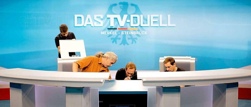 Letzte Vorbereitungen im Studio in Berlin-Adlershof: Ab 20.15 Uhr treten hier Peer Steinbrück und Angela Merkel im TV-Duell gegeneinander an.