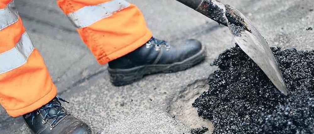 Heute schütten wir Dich zu. Da ist auf Berlins Straßen einiges zu tun. Foto: dpa