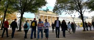 Entschuldigen Sie, Sie stehen mitten im Bild. Gar nicht so leicht, ein Foto vom Brandenburger Tor zu machen, wenn ständig Menschen durchs Bild laufen. 