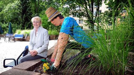 Gabi Schöttler vom Seniorenzentrum Köpenick will am Aktionstag Alte und Einsame in Friedrichshagen mit Blumen erfreuen. 