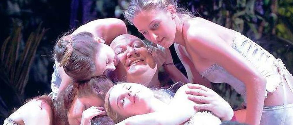 Im Kreise seiner Lieben. Bei der Salzburger Inszenierung des „Falstaff“ (Ambrogio Maestri, Mitte) stimmt der Ensemblegeist.