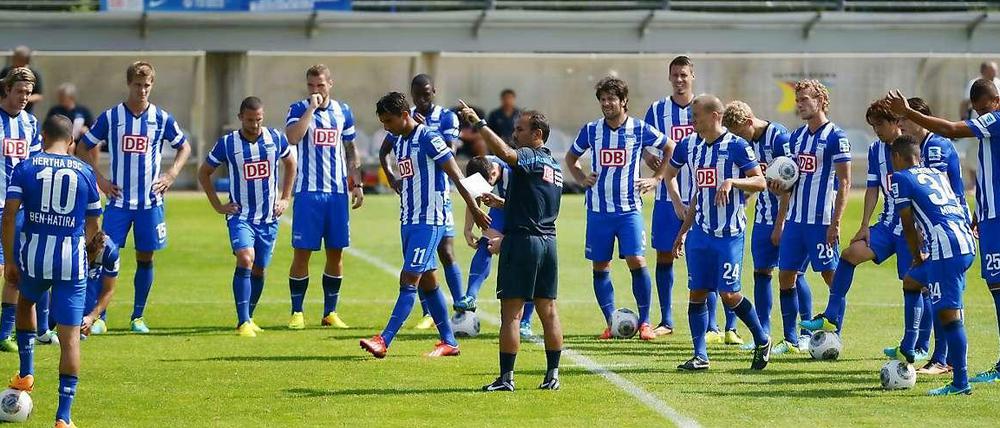 Ip, zip, zap - und du bist ab: Herthas Trainer Jos Luhukay stellt seine erste Elf zusammen.