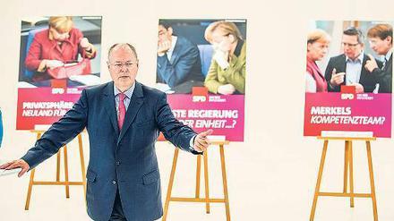 Peer Steinbrück vor Wahlplakaten