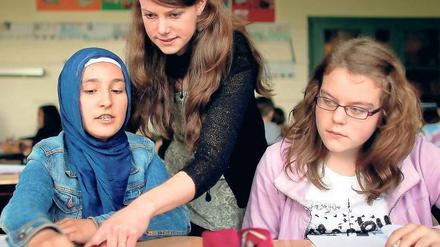 Zugewandt. Feedback und Instruktionen der Lehrerin wirken sich dem neuseeländischen Bildungsforscher John Hattie zufolge stark auf den Lernerfolg aus.