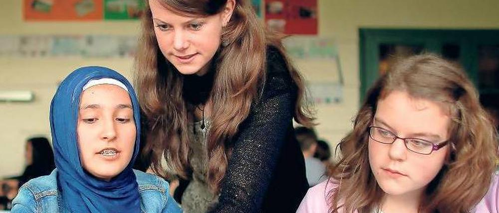 Zugewandt. Feedback und Instruktionen der Lehrerin wirken sich dem neuseeländischen Bildungsforscher John Hattie zufolge stark auf den Lernerfolg aus.
