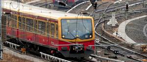 Die seit vier Jahren tief in der Krise steckende S-Bahn scheint doch noch begehrt zu sein. Auf die Ausschreibung des Betriebs für den Ring und seine Zulaufstrecken im Südosten, für die am Montagnachmittag die Ausschreibungsfrist endete, haben sich nach Angaben des Verkehrsverbundes Berlin-Brandenburg (VBB) „zahlreiche“ Bewerber gemeldet.