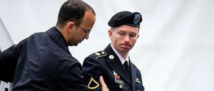 Schwerer Gang. Bradley Manning (rechts) wird in den Gerichtssaal im US-Bundesstaat Maryland geleitet.