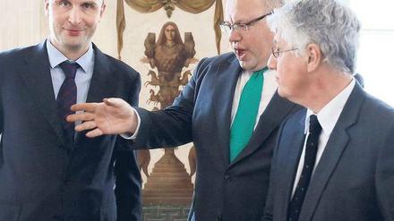Da geht es lang. So eindeutig wie die Handbewegung von Peter Altmaier (m.) ist die Erklärung der drei Umweltminister in Warschau nicht geworden. Marcin Korolec (l.) und Philippe Martin wollen aber eng mit Altmaier zusammenarbeiten, sagen sie. 