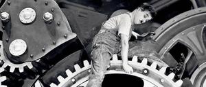 Multitasking. Früher malochte der Arbeitnehmer – hier Charlie Chaplin in „Modern Times“, 1936 – ohne Freizeitausgleich. Heute trifft das eher auf Arbeitgeber zu, Topmanager und Politiker müssen Workaholics sein.