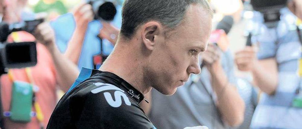 Nachdenklicher Spitzenreiter. Der Tour-Führende Christopher Froome ist am Ruhetag entnervt von den vielen Dopingfragen. Foto: dpa