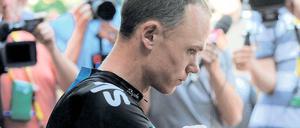 Nachdenklicher Spitzenreiter. Der Tour-Führende Christopher Froome ist am Ruhetag entnervt von den vielen Dopingfragen. Foto: dpa