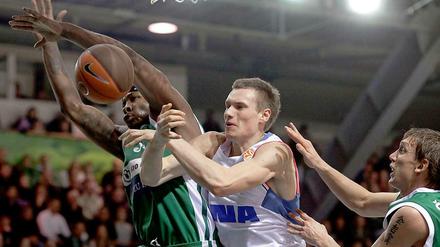Kampfstarker Kroate: Leon Radosevic (Mitte) im Cibona-Trikot.