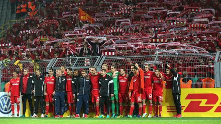 Posieren für das Familienalbum. Unions Spieler ließen sich nach dem Spiel noch vor ihren Fans fotografieren.