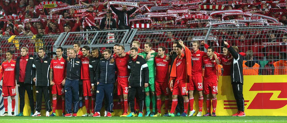 Posieren für das Familienalbum. Unions Spieler ließen sich nach dem Spiel noch vor ihren Fans fotografieren.