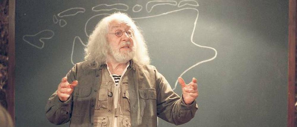 Hör mol’n beten to. Tankstellenpächter Uwe Hinrichs (Dieter Hallervorden) gibt Integrationsunterricht.