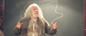 Hör mol’n beten to. Tankstellenpächter Uwe Hinrichs (Dieter Hallervorden) gibt Integrationsunterricht.