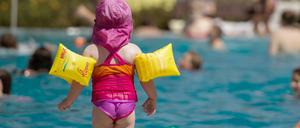 Freibäder sind im Sommer beliebt - und bei Gewitter problematisch.