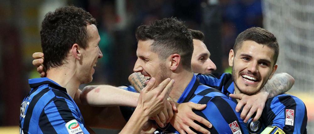 Inter Mailands Stürmer Stevan Jovetic feiert ein Tor.