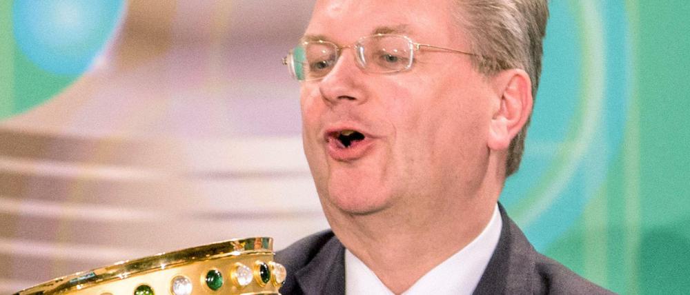 Gerne mit Pokal: Der Präsident des Deutschen Fußball-Bundes, Reinhard Grindel. 