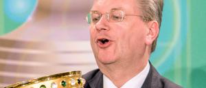 Gerne mit Pokal: Der Präsident des Deutschen Fußball-Bundes, Reinhard Grindel. 