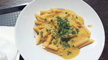 Pasta und basta – mit Penne Cavolo, Federnudeln an Curry-Blumenkohl. 