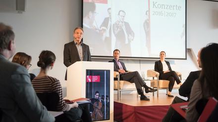 Pressekonferenz zum Programm der DSO-Spielzeit 2016/17: Am Pult Orchestervorstand Matthias Kühnle, dahinter sitzend Orchesterdirektor Alexander Steinbeis und Harfenistin Elsie Bedleem.