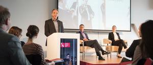 Pressekonferenz zum Programm der DSO-Spielzeit 2016/17: Am Pult Orchestervorstand Matthias Kühnle, dahinter sitzend Orchesterdirektor Alexander Steinbeis und Harfenistin Elsie Bedleem.