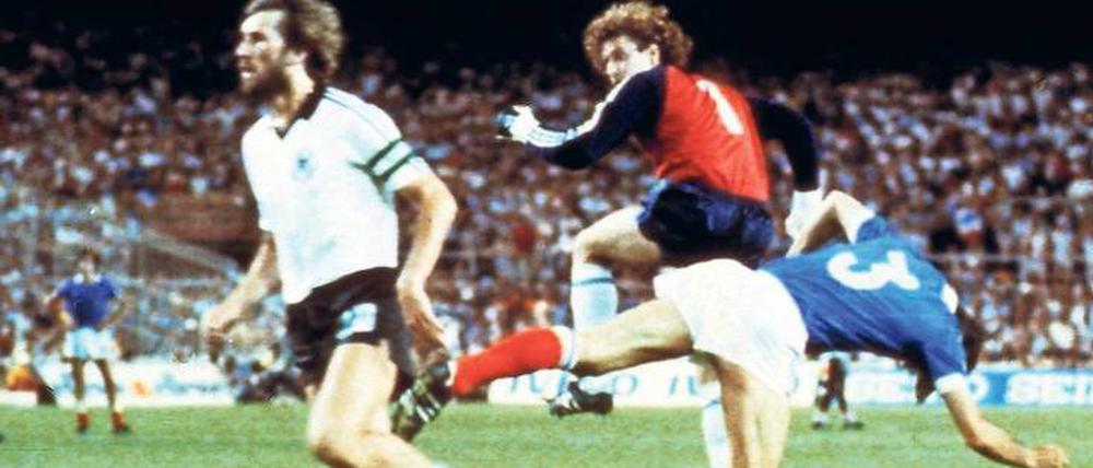 Nach seinem Foul an Patrick Battiston (blau) galt Toni Schumacher (rot) bei den Franzosen als Fußball-Nazi.