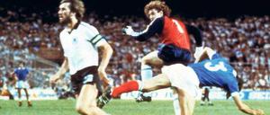 Nach seinem Foul an Patrick Battiston (blau) galt Toni Schumacher (rot) bei den Franzosen als Fußball-Nazi.